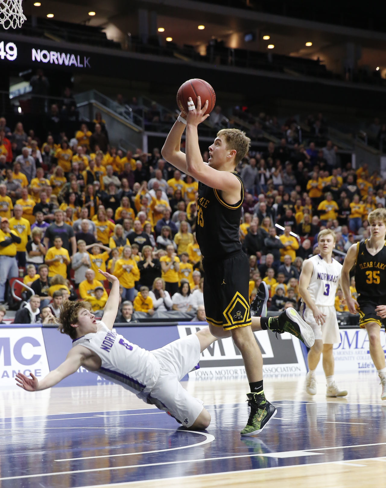 State BBall Clear Lake vs. Norwalk 25